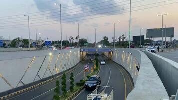 ordenado y limpiar tráfico paso desde paso inferior en lahore Pakistán en abril 27, 2024 video