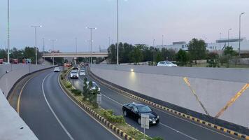 mooi visie van onderdoorgang van verkeer in lahore Pakistan Aan april 27, 2024 video