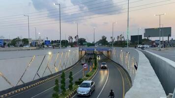 pulito e pulito traffico passaggio a partire dal sottopassaggio nel lahore Pakistan su aprile 27, 2024 video