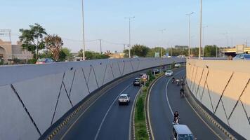 hermosa ver de paso inferior de tráfico en lahore Pakistán en abril 27, 2024 video