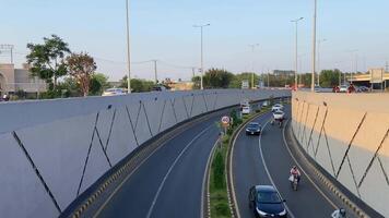 pulito e pulito traffico passaggio a partire dal sottopassaggio nel lahore Pakistan su aprile 27, 2024 video