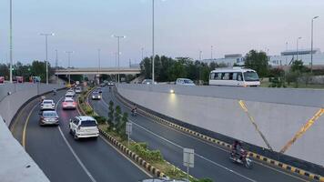 bellissimo Visualizza di sottopassaggio di traffico nel lahore Pakistan su aprile 27, 2024 video