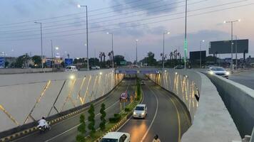 bellissimo Visualizza di sottopassaggio di traffico nel lahore Pakistan su aprile 27, 2024 video