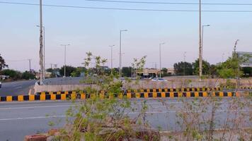 schön Aussicht von Unterführung von der Verkehr im lahore Pakistan auf April 27, 2024 video