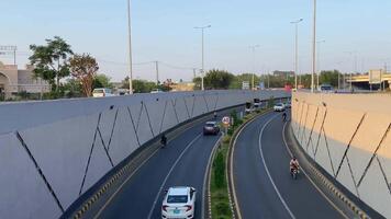 pulito e pulito traffico passaggio a partire dal sottopassaggio nel lahore Pakistan su aprile 27, 2024 video