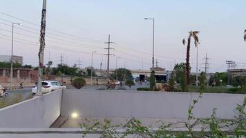 schön Aussicht von Unterführung von der Verkehr im lahore Pakistan auf April 27, 2024 video