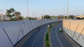 netjes en schoon verkeer voorbijgaan van onderdoorgang in lahore Pakistan Aan april 27, 2024 video