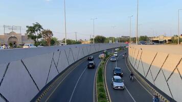 ordenado y limpiar tráfico paso desde paso inferior en lahore Pakistán en abril 27, 2024 video