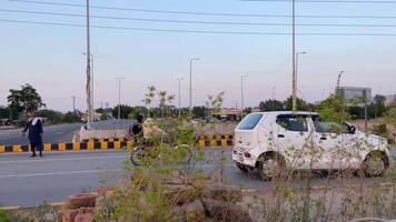 hermosa ver de paso inferior de tráfico en lahore Pakistán en abril 27, 2024 video