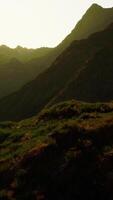 le Soleil est réglage plus de une Montagne intervalle video