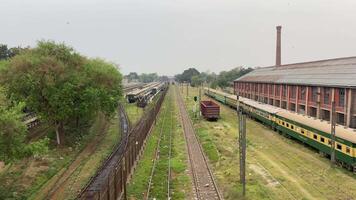 chemin de fer train plein de passager est en mouvement sur vieux Piste dans Lahore, Pakistan sur avril 14, 2024 video