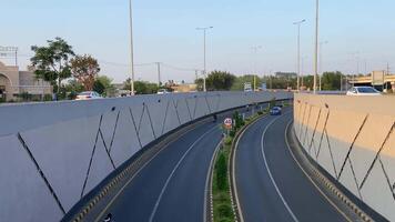 pulito e pulito traffico passaggio a partire dal sottopassaggio nel lahore Pakistan su aprile 27, 2024 video