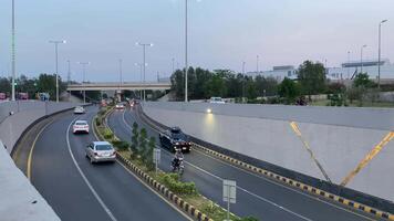 netjes en schoon verkeer voorbijgaan van onderdoorgang in lahore Pakistan Aan april 27, 2024 video