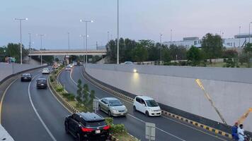 pulito e pulito traffico passaggio a partire dal sottopassaggio nel lahore Pakistan su aprile 27, 2024 video