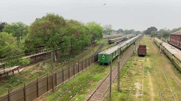 chemin de fer train plein de passager est en mouvement sur vieux Piste dans Lahore, Pakistan sur avril 14, 2024 video