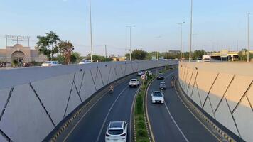 pulito e pulito traffico passaggio a partire dal sottopassaggio nel lahore Pakistan su aprile 27, 2024 video