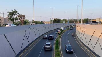 ordentlich und sauber der Verkehr Vorbeigehen von Unterführung im lahore Pakistan auf April 27, 2024 video