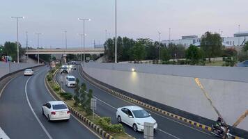 mooi visie van onderdoorgang van verkeer in lahore Pakistan Aan april 27, 2024 video