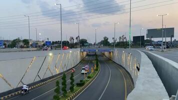 pulito e pulito traffico passaggio a partire dal sottopassaggio nel lahore Pakistan su aprile 27, 2024 video