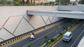 netjes en schoon verkeer voorbijgaan van onderdoorgang in lahore Pakistan Aan april 27, 2024 video