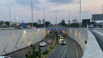 ordentlich und sauber der Verkehr Vorbeigehen von Unterführung im lahore Pakistan auf April 27, 2024 video