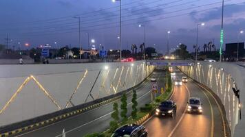 bellissimo Visualizza di sottopassaggio di traffico nel lahore Pakistan su aprile 27, 2024 video