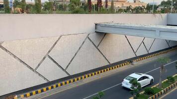 lindo Visão do passagem subterrânea do tráfego dentro Lahore Paquistão em abril 27, 2024 video