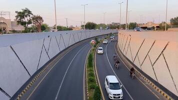 hermosa ver de paso inferior de tráfico en lahore Pakistán en abril 27, 2024 video