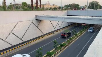 bellissimo Visualizza di sottopassaggio di traffico nel lahore Pakistan su aprile 27, 2024 video