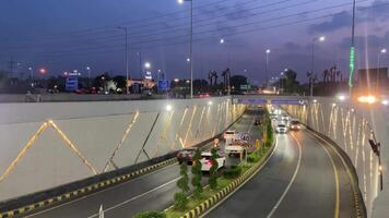 lindo Visão do passagem subterrânea do tráfego dentro Lahore Paquistão em abril 27, 2024 video