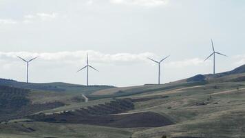 Wind Turbinen von verlängerbar Energie rotierend im das Berg mit Blau Himmel video