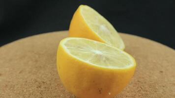 citron- skivor med mynta blad rotation bakgrund. närbild av en utsökt mogen citron- rotera och aromatisk mynta. friska mat, matlagning ingrediens. video