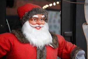 Papa Noel claus grande el plastico figura con clásico Papa Noel ropa cerca a de madera casa foto