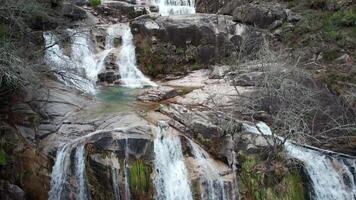 taiti cascata dentro geres Portugal. natureza fundo video