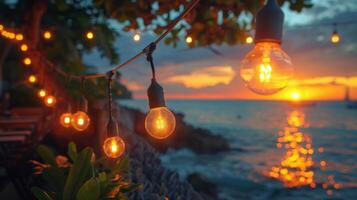 cuerda luces crear un festivo ambiente en un frente a la playa cubierta en contra el fondo de un maravilloso Oceano puesta de sol. foto