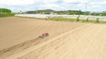 tracteur travail dans agriculture champ aérien vue video