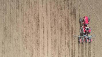 trattore Lavorando nel agricoltura campo aereo Visualizza video