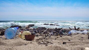 uma de praia é poluído com plástico e desperdício video