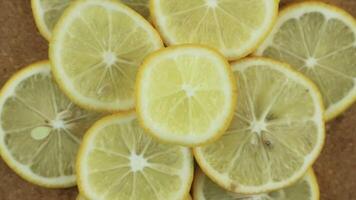 citron tranches avec menthe feuille rotation Contexte. fermer de une délicieux mûr citron tourner et aromatique menthe. en bonne santé nourriture, cuisine ingrédient. video