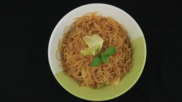 bihun Goreng, frito abeja hoon, yo hoon, o arroz fideos con vegetales y chile. un comida con delicioso, picante y dulce gusto en giratorio monitor video