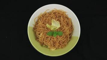 bihun Goreng, frito abeja hoon, yo hoon, o arroz fideos con vegetales y chile. un comida con delicioso, picante y dulce gusto en giratorio monitor video