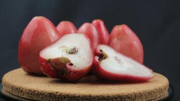 roterend visie van vers water guava Aan zwart achtergrond video