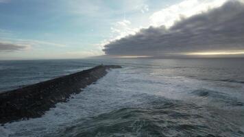 sterk golven crashen Aan de pier antenne visie video