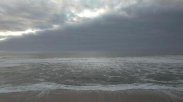 orage mer vagues aérien vue video