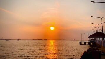 céu pôr do sol no cenário da praia, sejam os tons quentes de um nascer ou pôr do sol, reflexo cintilante do sol nas nuvens, o céu e as nuvens têm o poder de inspirar sentimentos de admiração e admiração video