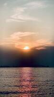 lucht zonsondergang Bij strand landschap, of zijn de warm tinten van een zonsopkomst of zonsondergang, glinsterende reflectie van de zon Aan de wolken, de lucht en wolken hebben de macht naar inspireren gevoelens van ontzag en zich afvragen video