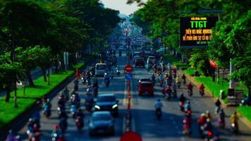 un' lasso di tempo di miniatura traffico marmellata a il occupato cittadina nel ho chi minh TiltShift ribaltamento video