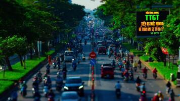 een timelapse van miniatuur verkeer jam Bij de bezig stad- in ho chi minh focus verleggen zoom video