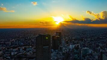 en solnedgång Timelapse av panorama- urban stadsbild i tokyo hög vinkel bred skott zoom video