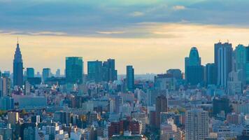 een timelapse van stadsgezicht in tokyo hoog hoek lang schot zoom video